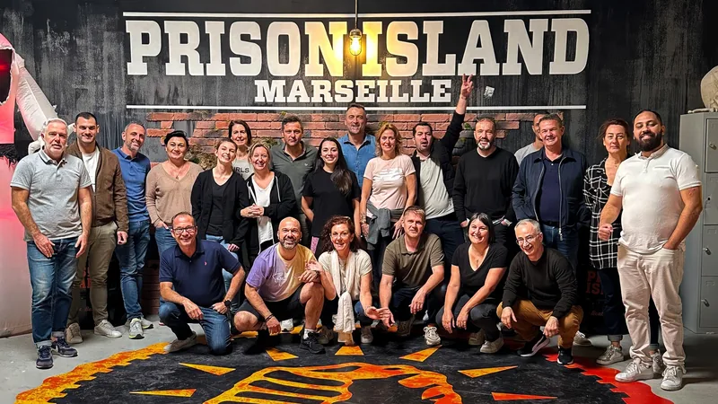 Un groupe rassemblé dans le hall du bar avant d'entrer en jeu