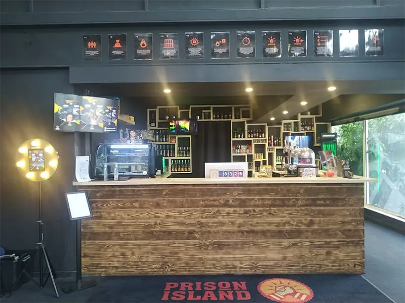 Le comptoir du bar, les bières et les softs en vitrine