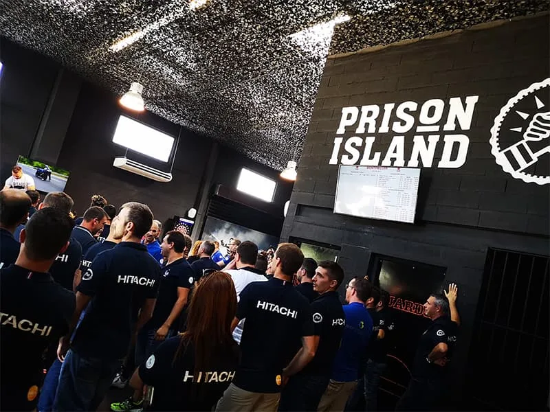 Un groupe d'entreprise en tee-shirts à son nom, réuni dans le hall du parc